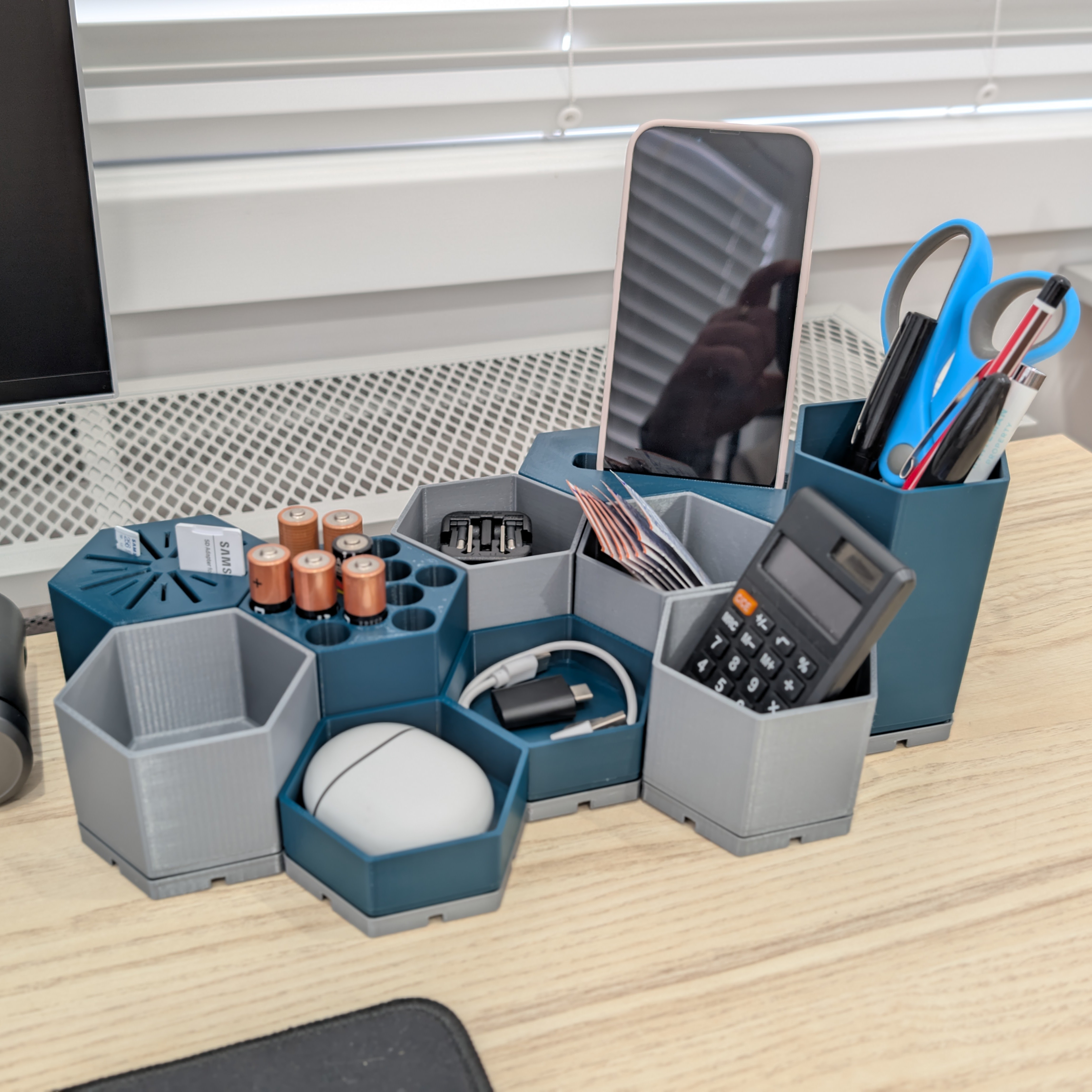 Hexa-Mod : Fully Modular Desk Organizer