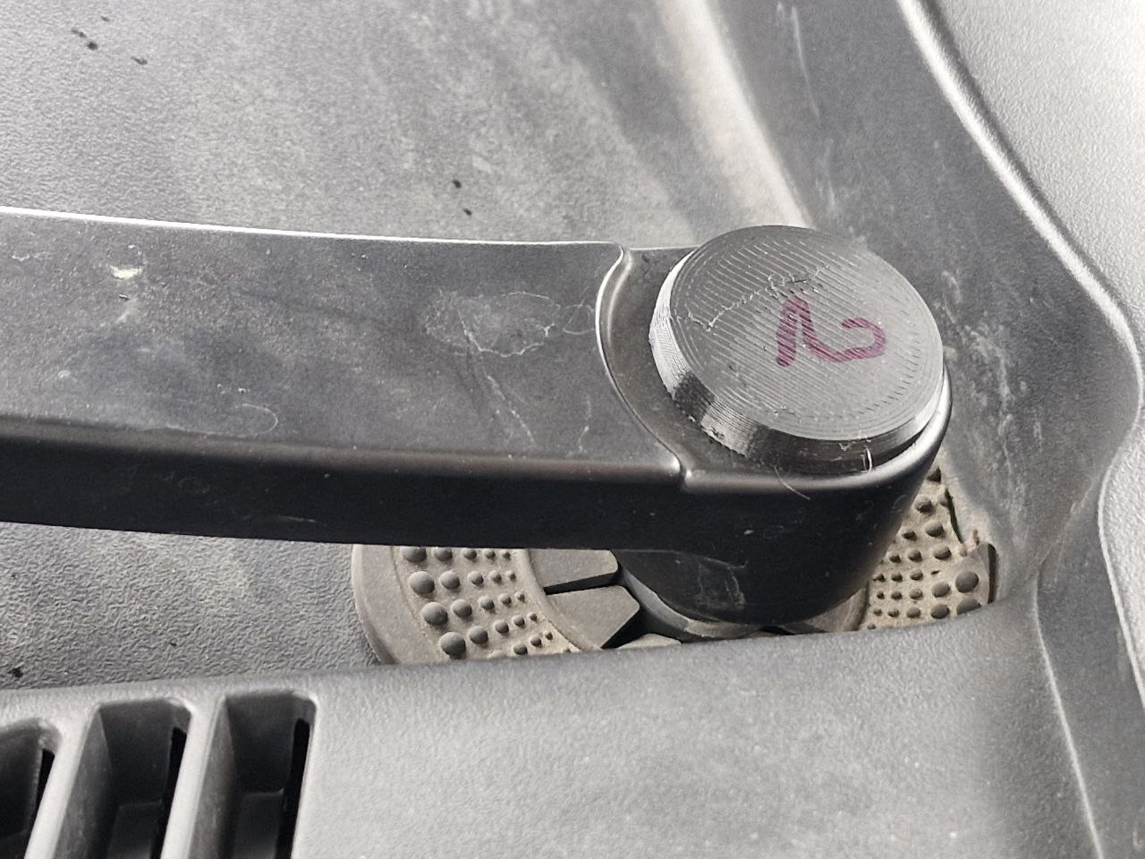 Chery Tiggo 7 windshield wiper bolt cover