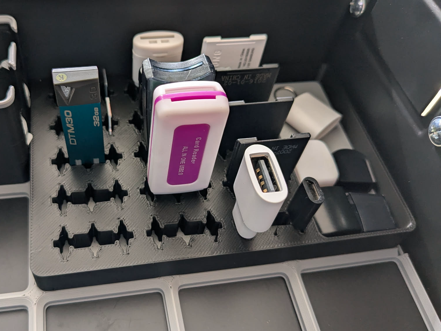Gridfinity USB & SD Card Holder with Cap Bin