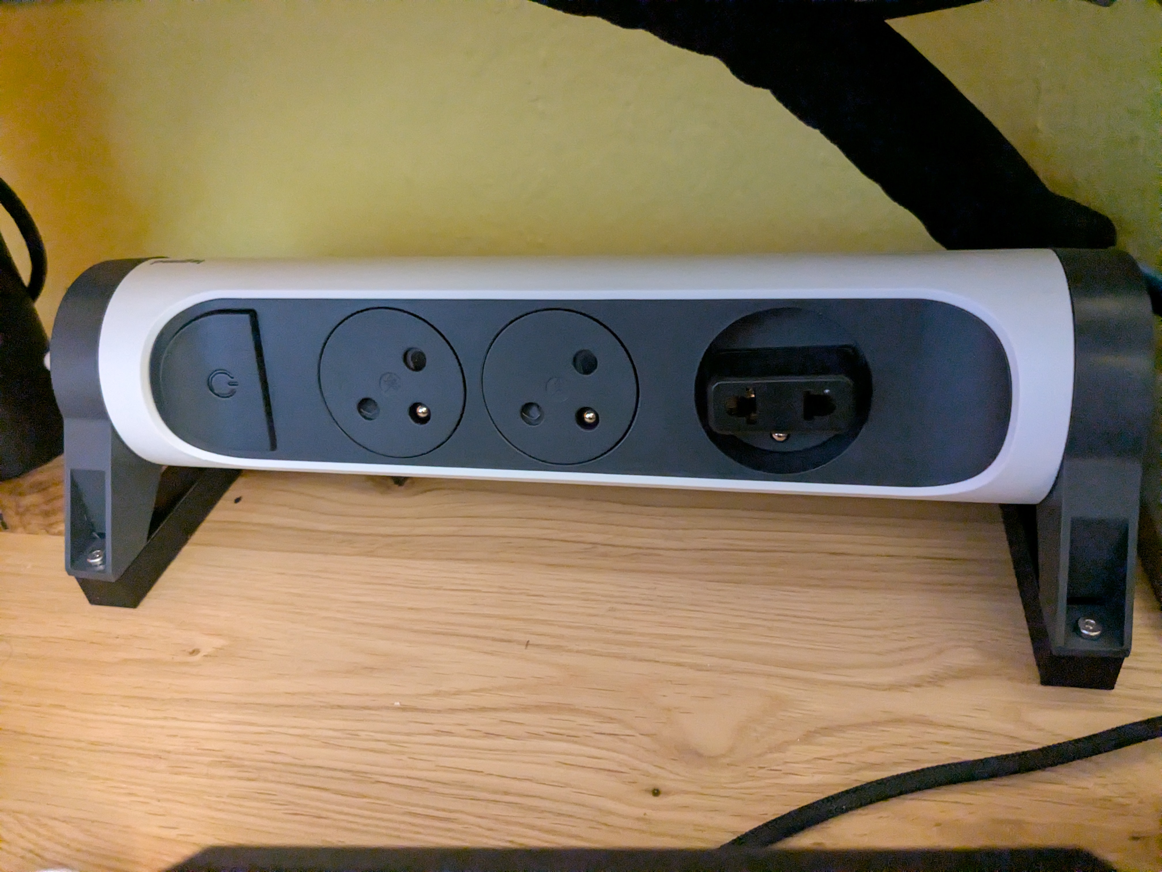 Legrand Power Strip: Mounting gizmo