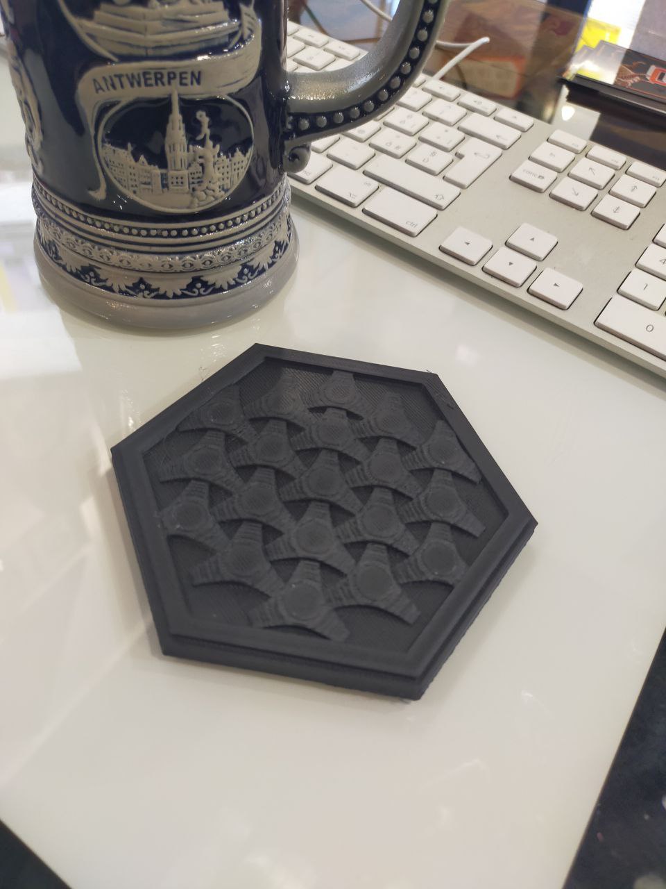 Miniatura 2 do modelo 3D HEXAGON COASTER GLASS CELTIC PATTERN