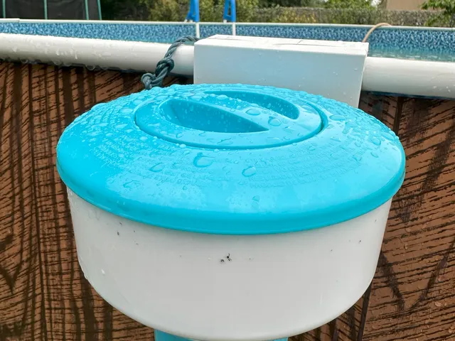 Swimming pool chlorine floater holder — foto autora