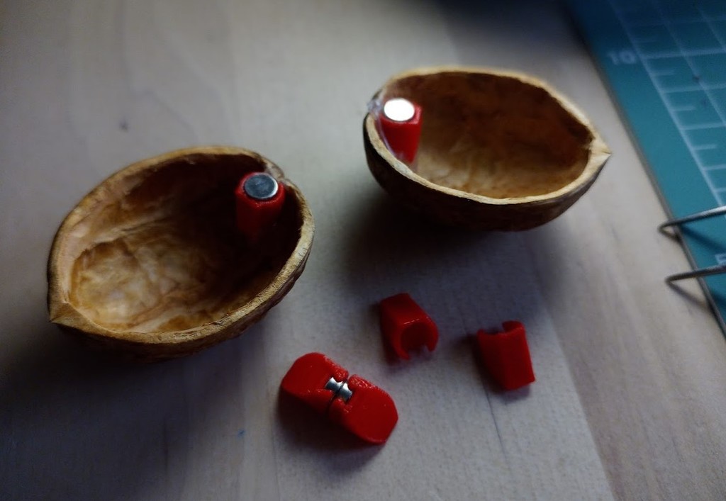 Walnut box - magnetic hinge