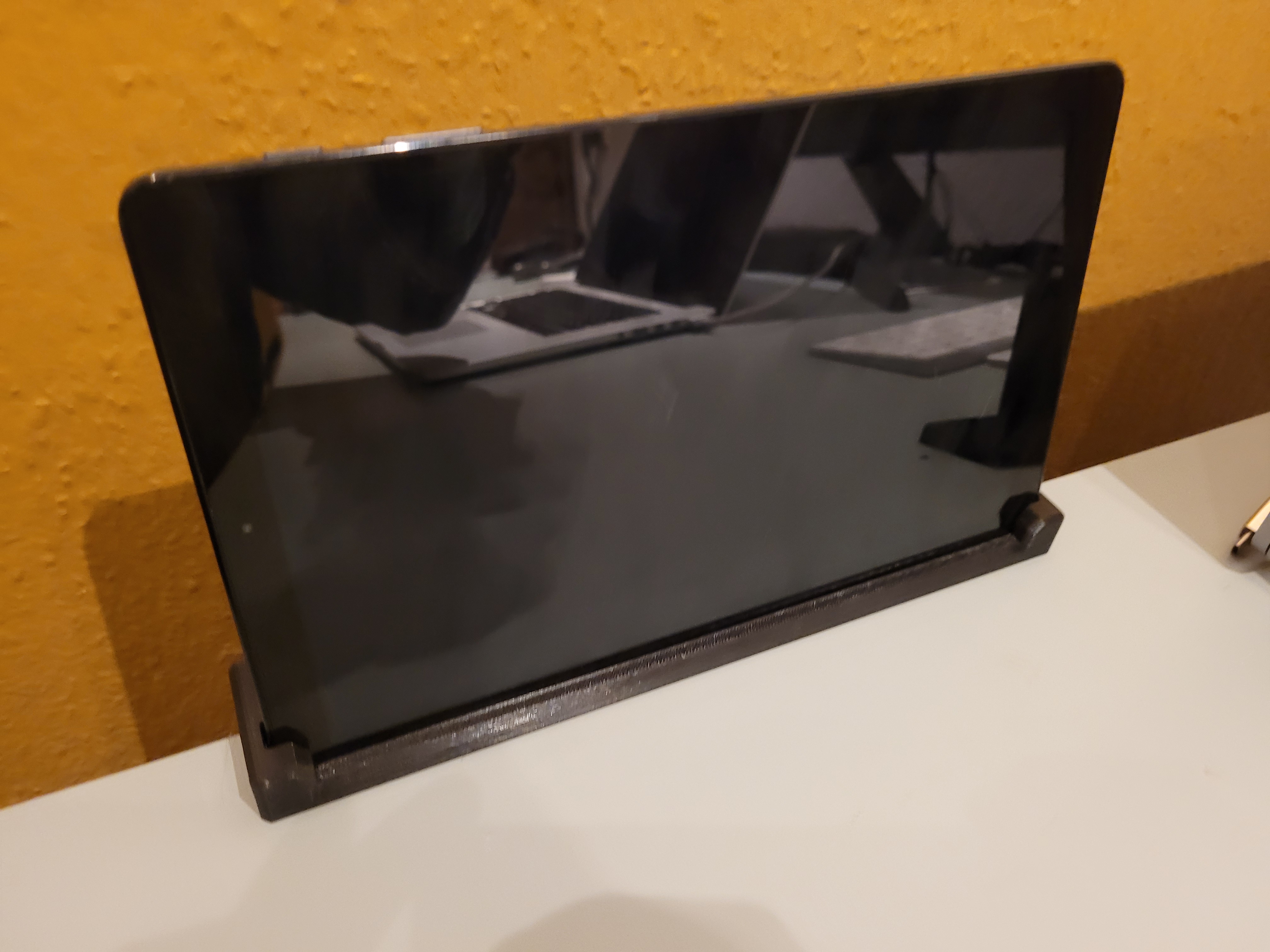 Miniatura 2 do modelo 3D Tablet Holder (table edge)