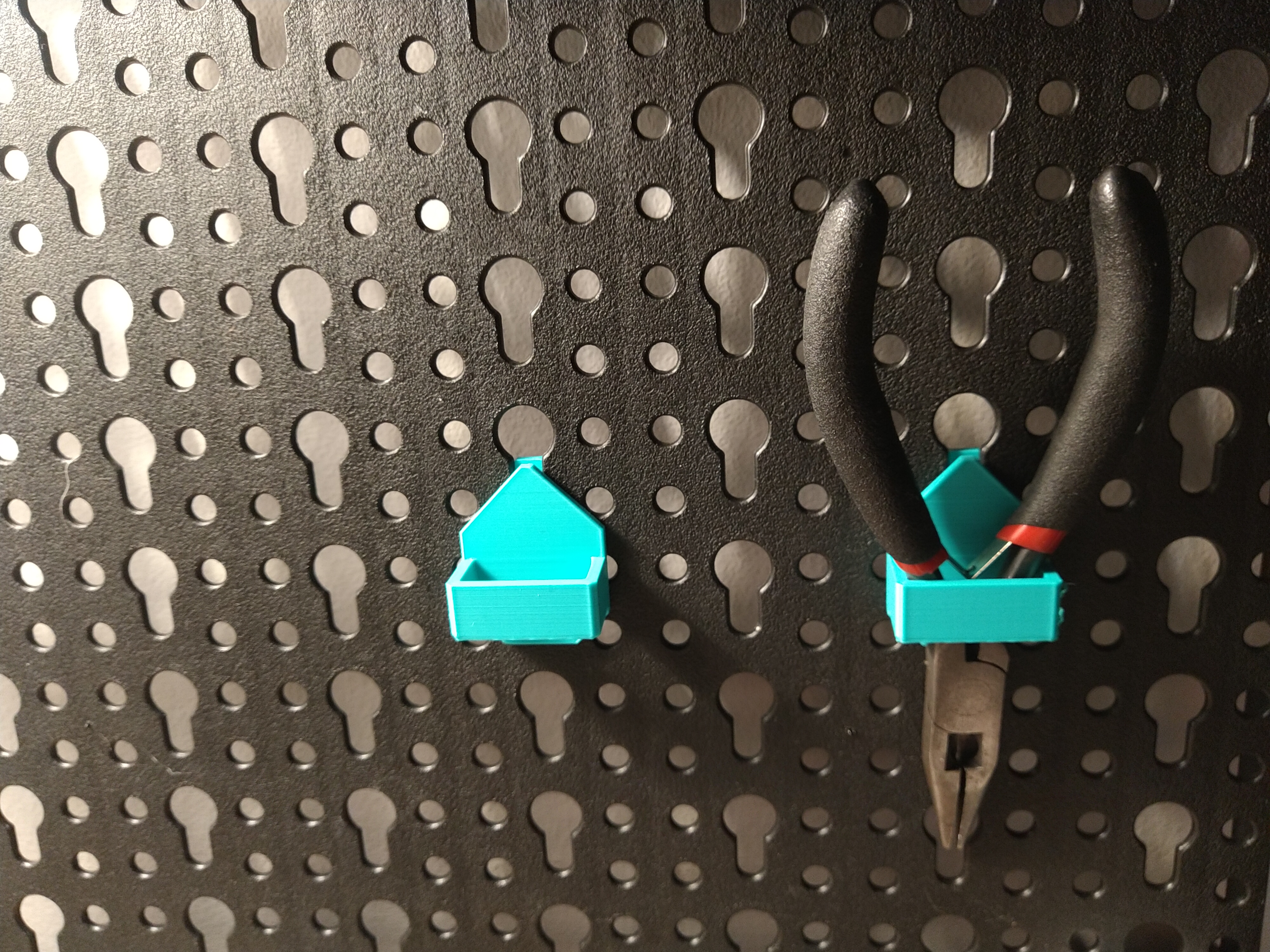 Parkside pegboard - pilers holder
