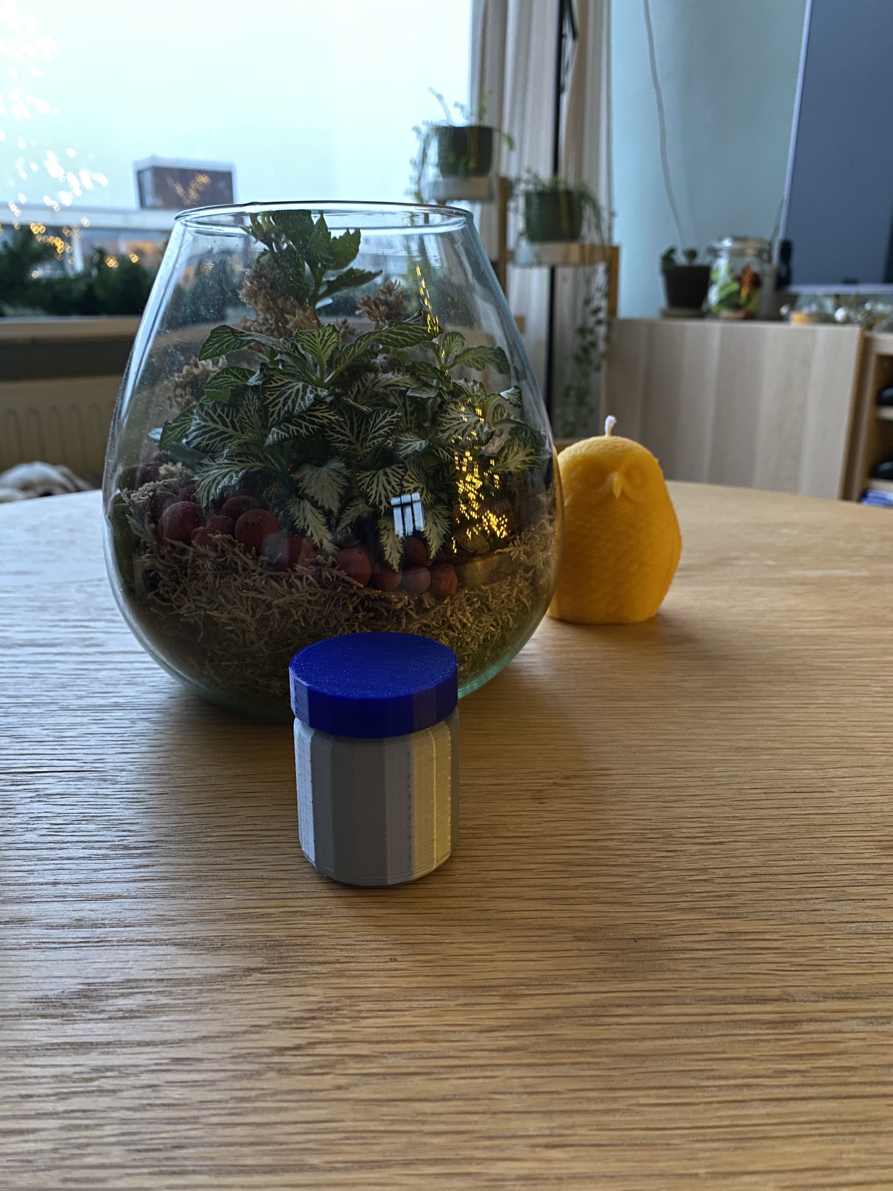 Proteïn jar with tiny spoon