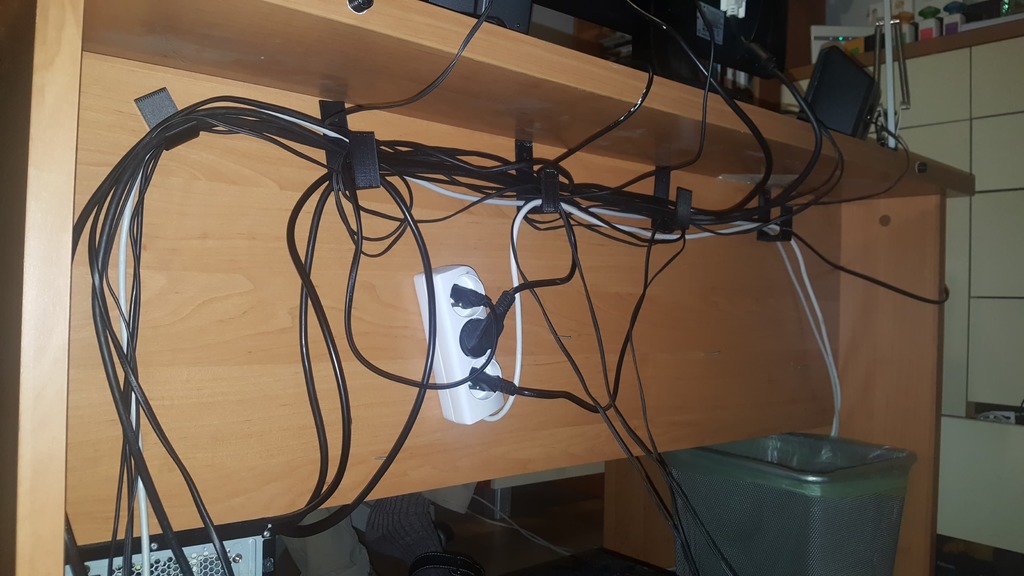 Miniatura 3 do modelo 3D Simple cable hanger holder