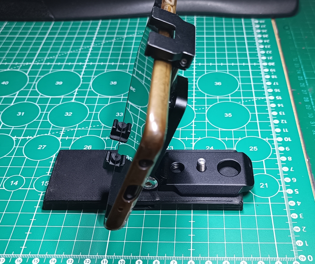 simple smartphone holder stand with space for 1/4" screw by Kutilman