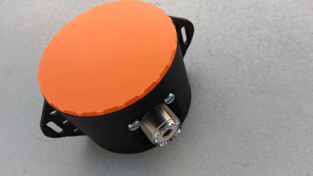 Choke/balun case for center fed dipole antenna