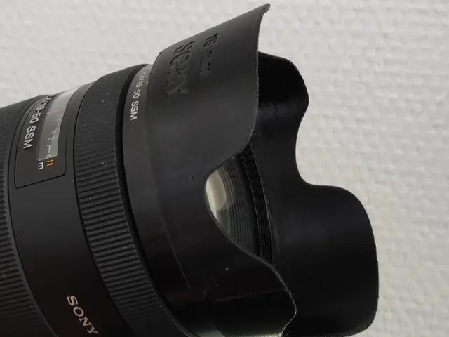 Generic 72 mm click mount lens hood