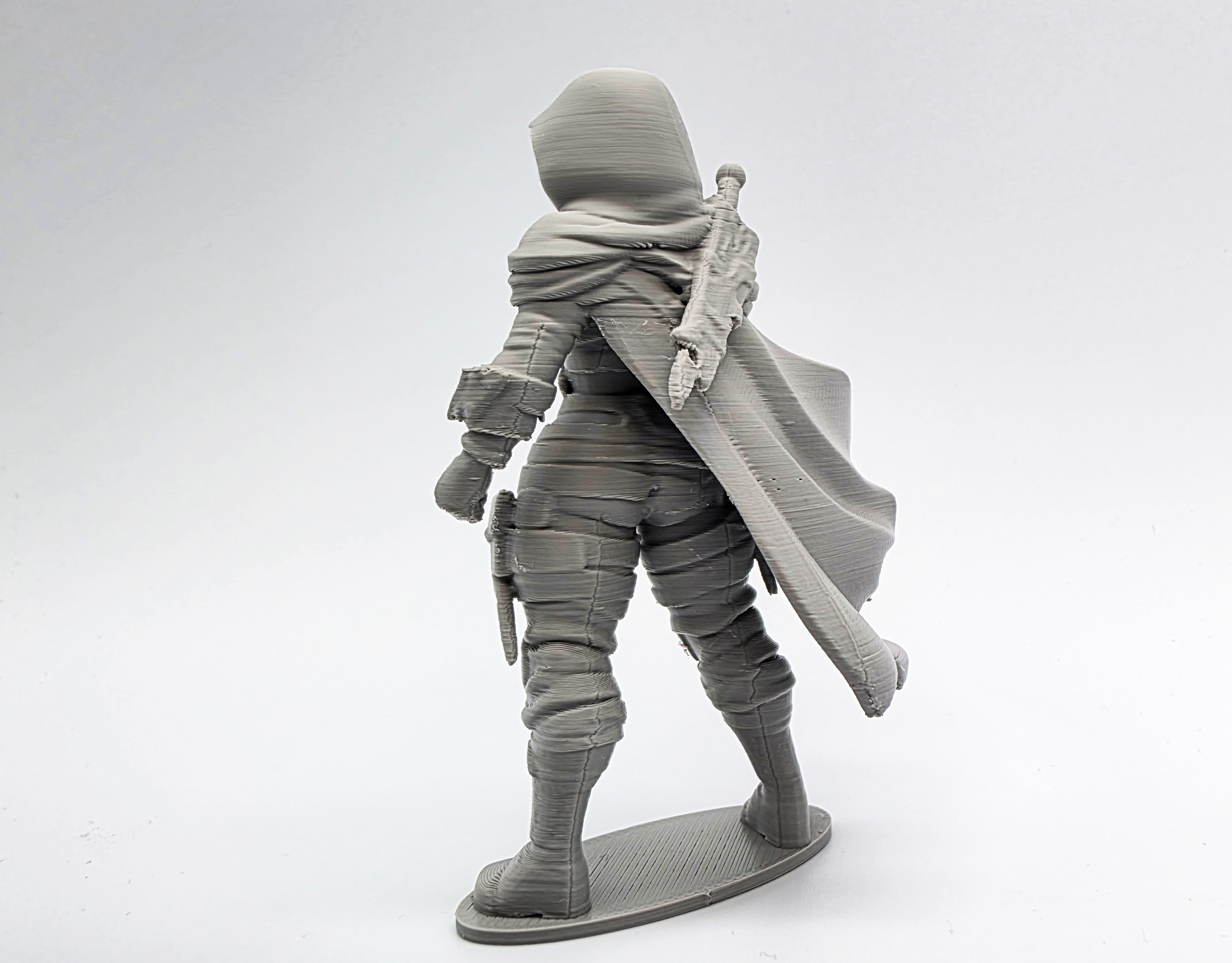 Female Hooded Assassin Figurine — miniatura 3
