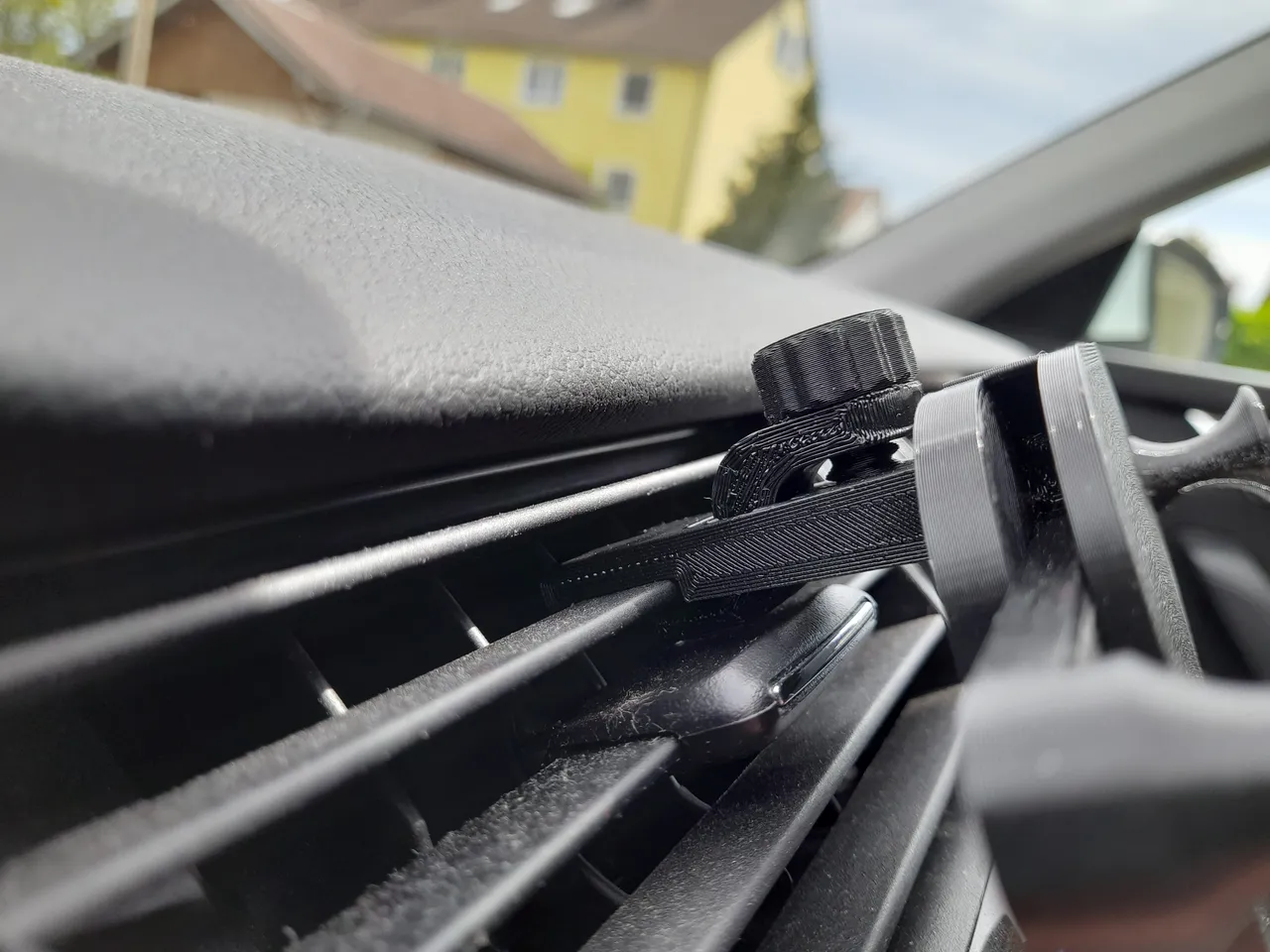 Gravity car phone holder / better clip by Bananenminister