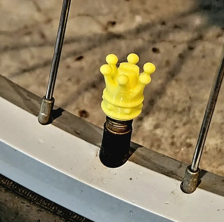 Schrader valve crown cap with clip
