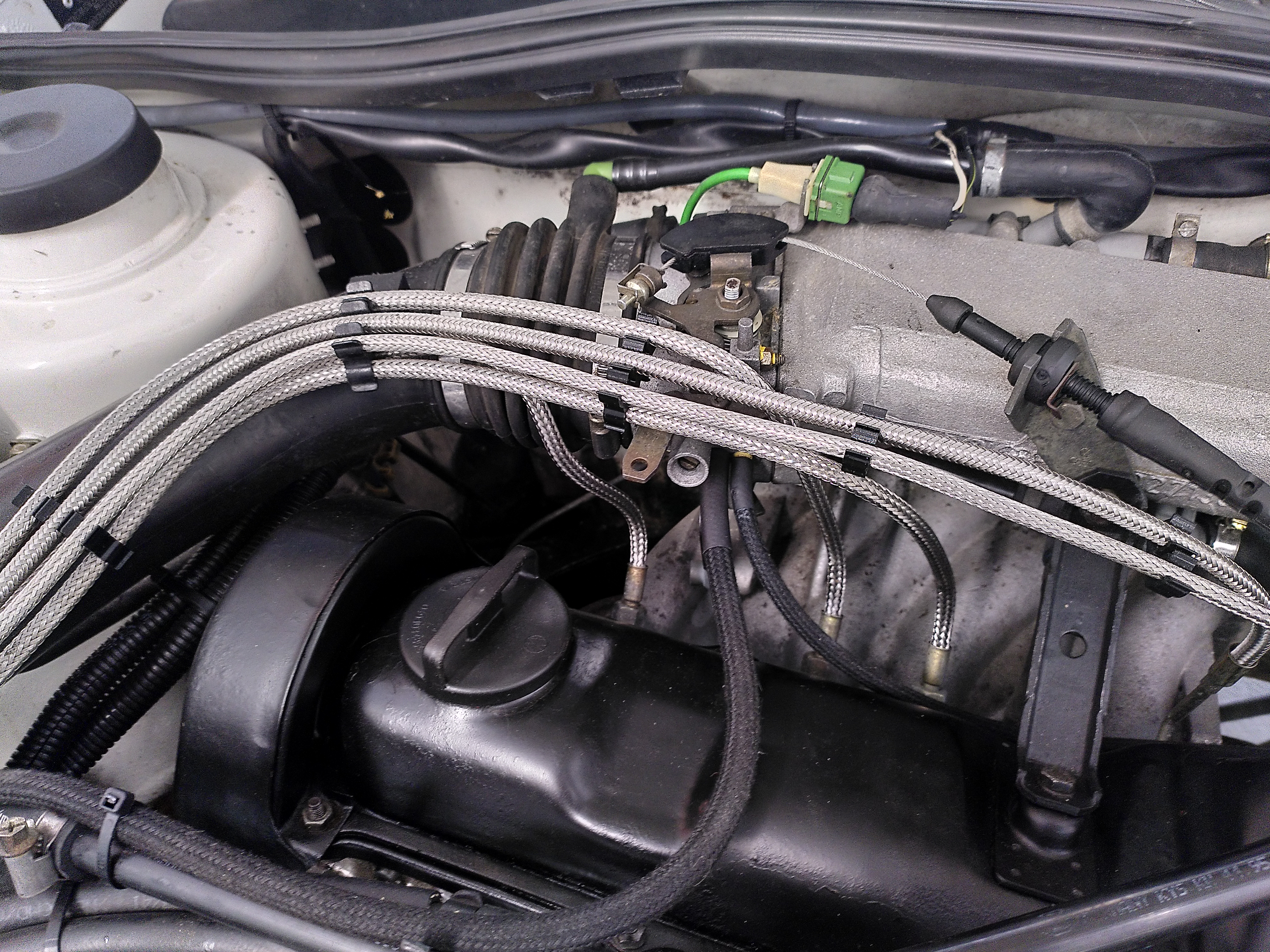 Golf 2 holder for ignition cables and injection lines