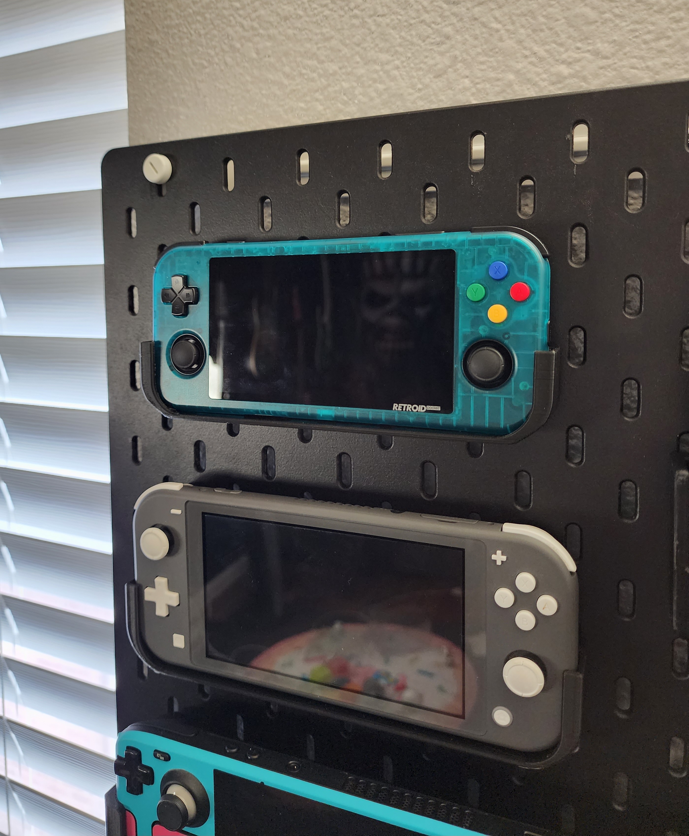 Retroid Pocket 3/3+ Skadis Mount 3D model thumbnail