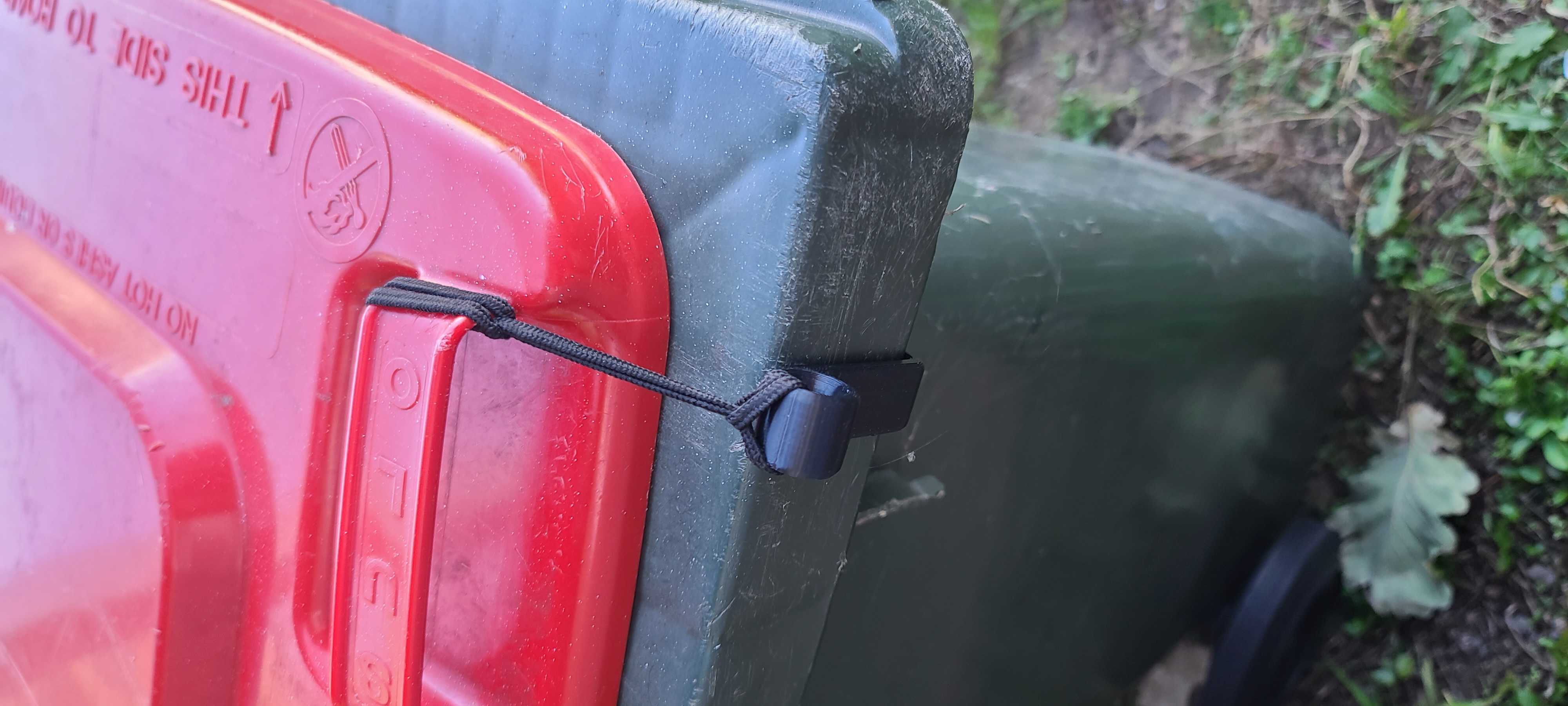 Wheelie Bin Lid Latch by Liam Arthur Download free STL model