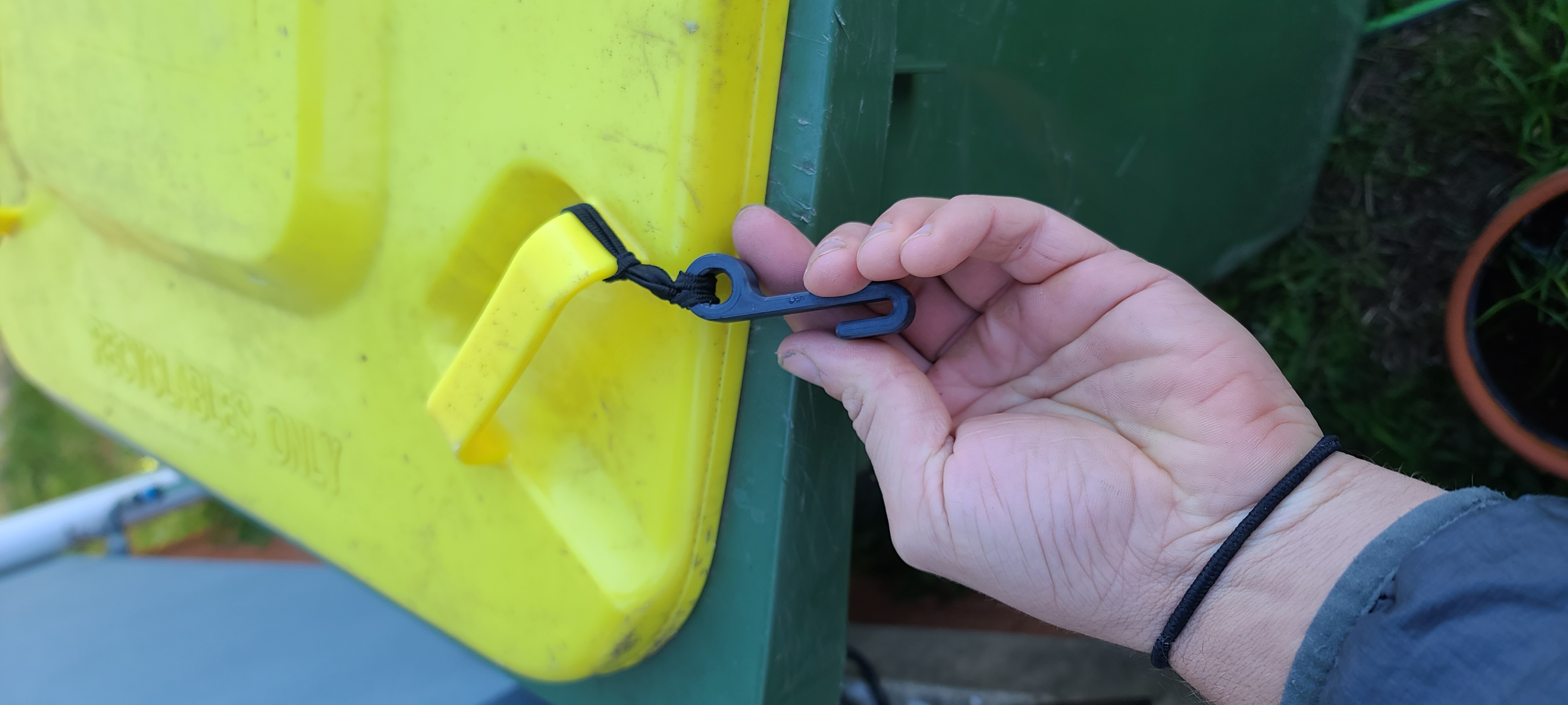 Wheelie Bin Lid Latch by Liam Arthur Download free STL model