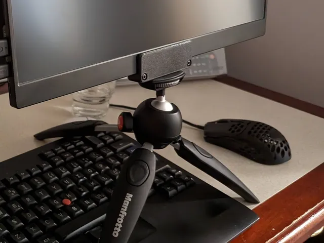 Portable gaming monitor tripod mount