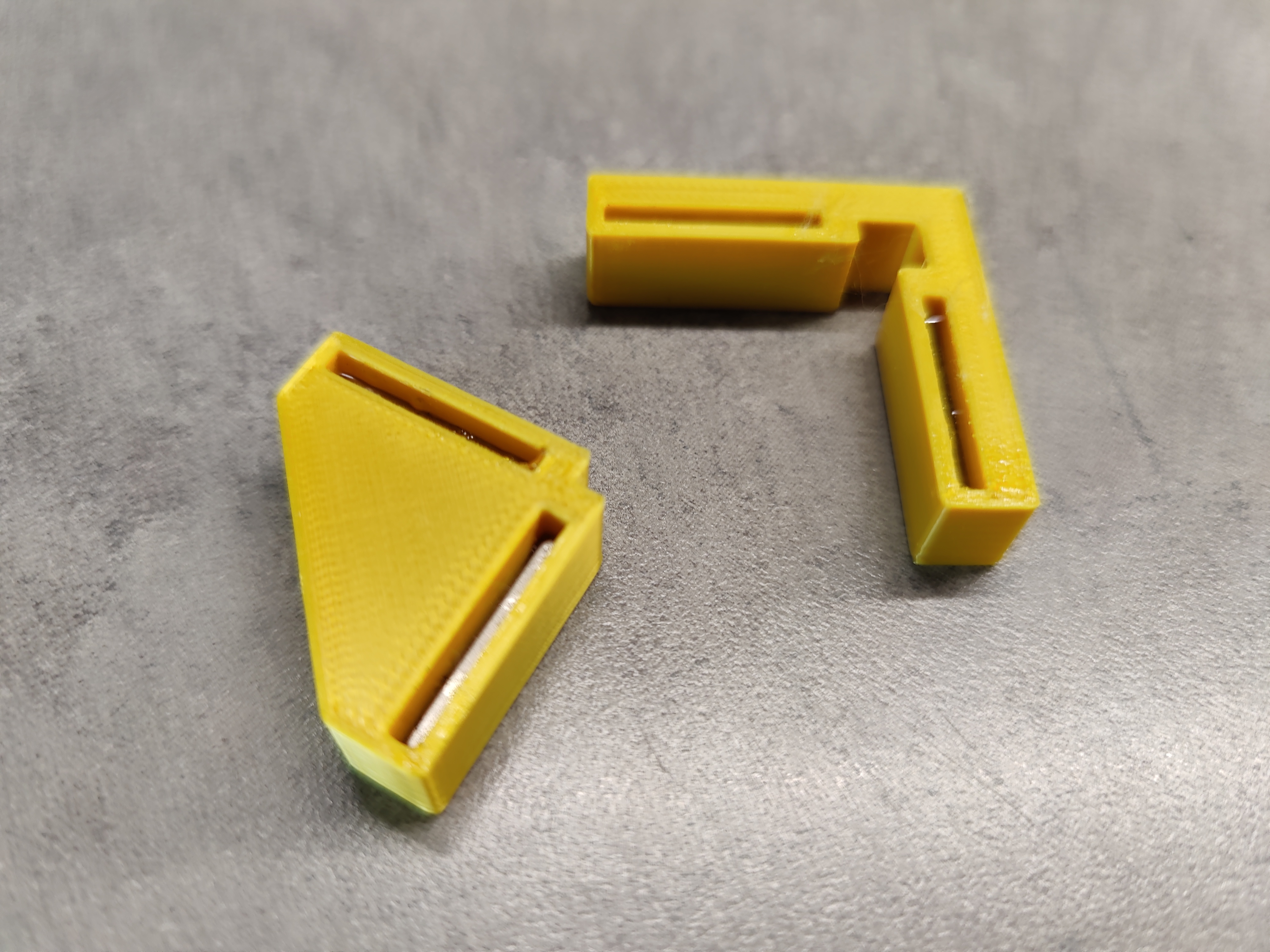 Miniatura 4 do modelo 3D Tiny Magnetic Corner Clamp
