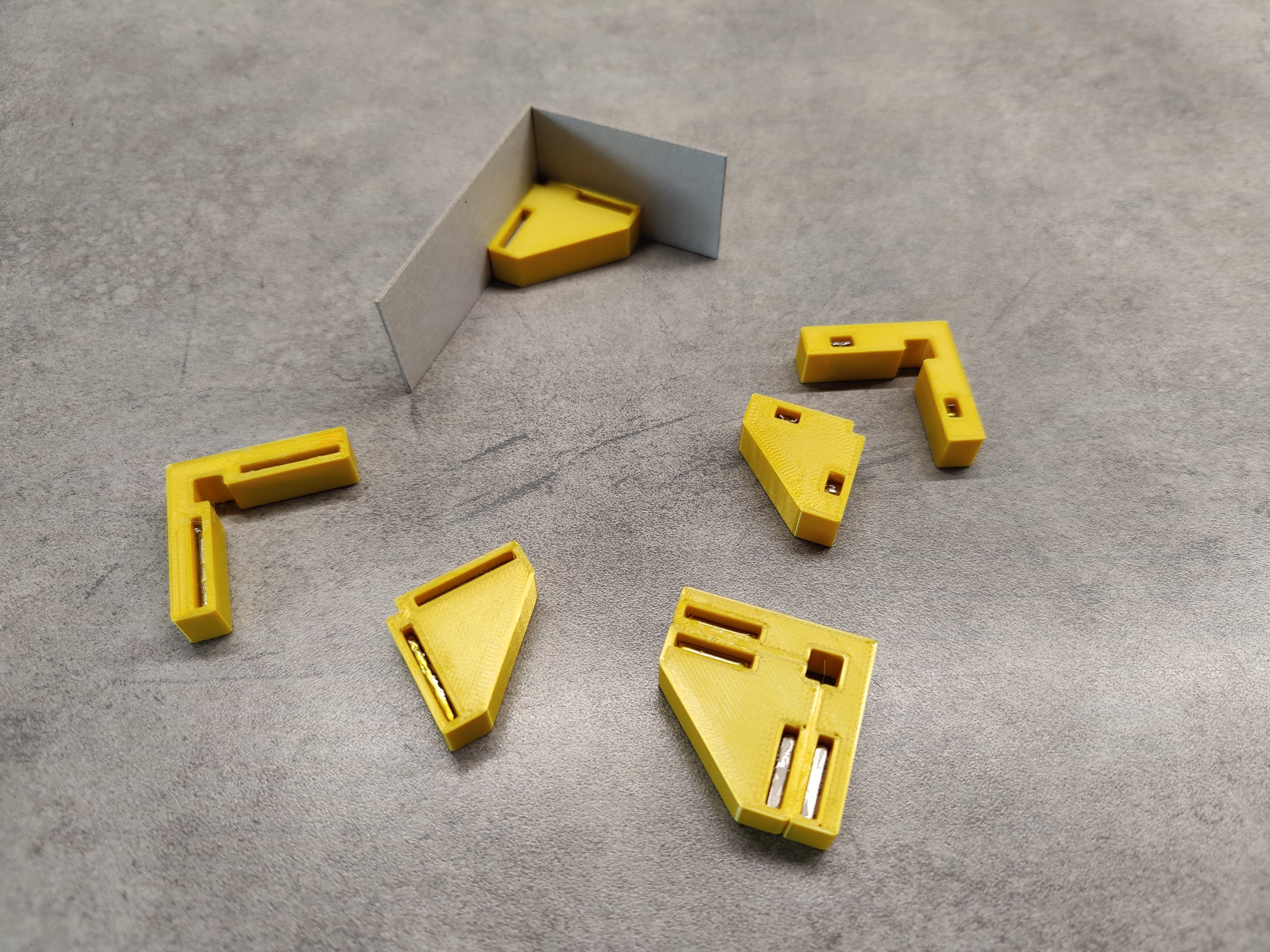 Tiny Magnetic Corner Clamp