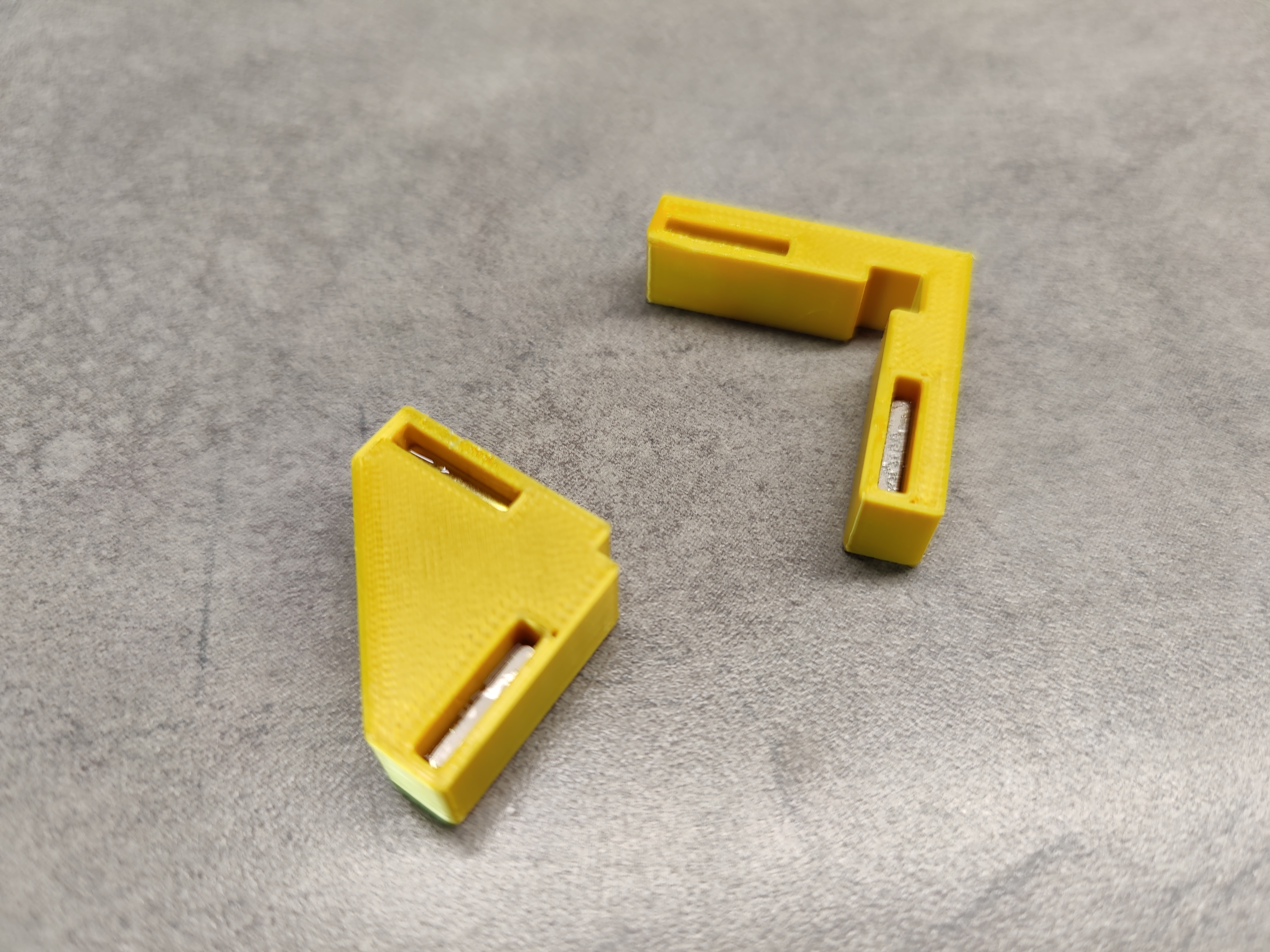 Miniatura 2 do modelo 3D Tiny Magnetic Corner Clamp
