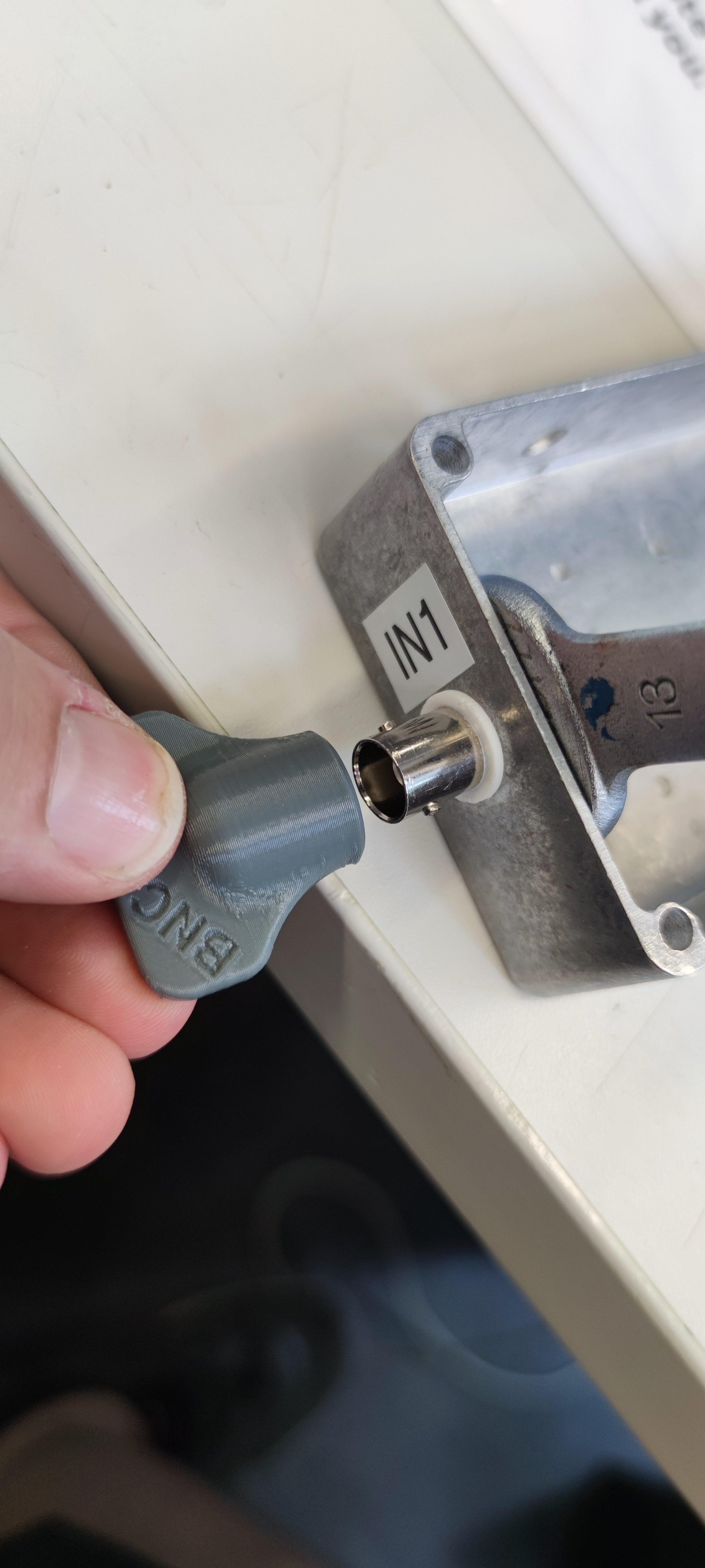 BNC inserting/removal tool
