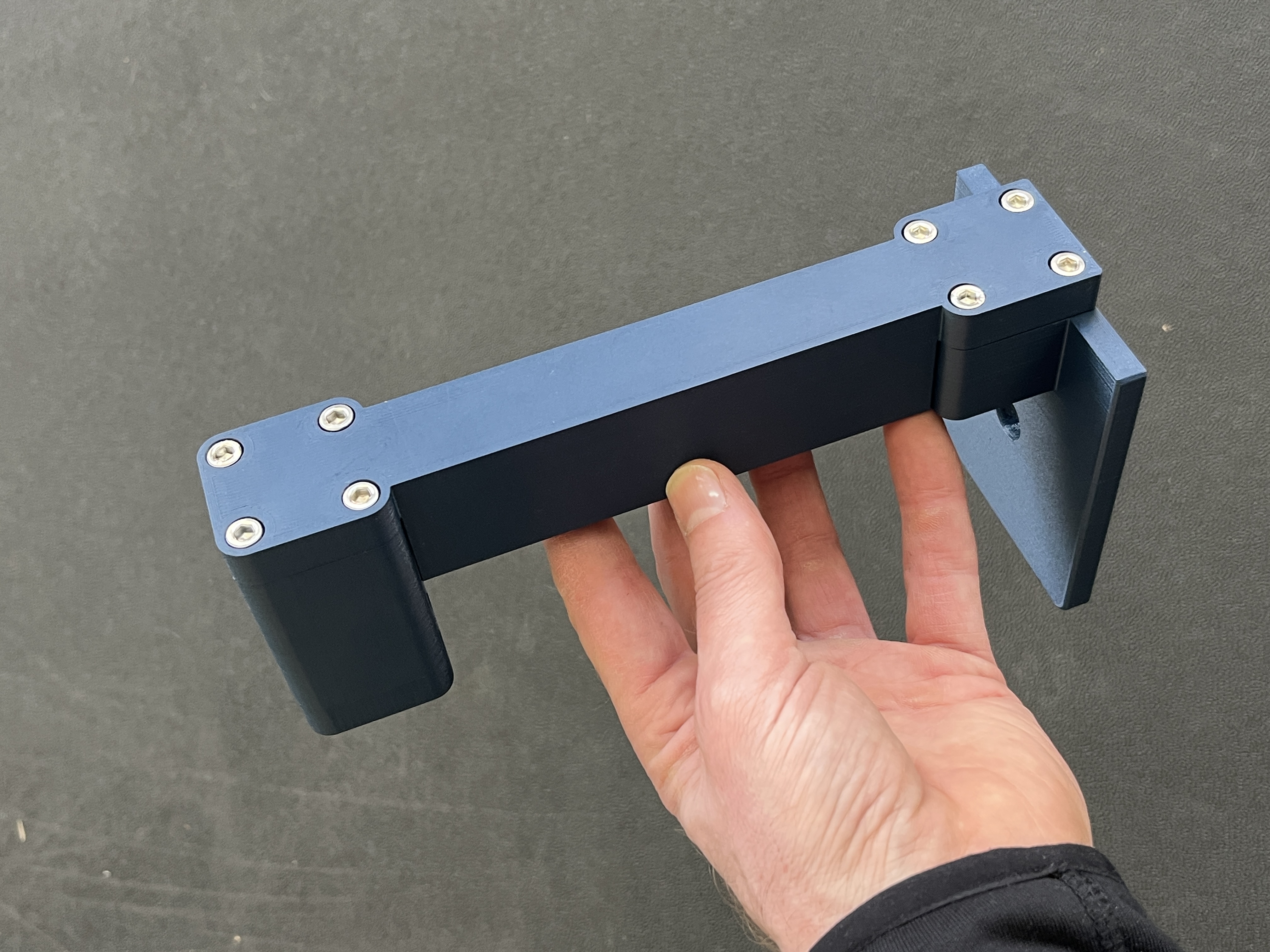 Miniatura 2 do modelo 3D Vertical Tap Holder - Perpendicular Threading Guide