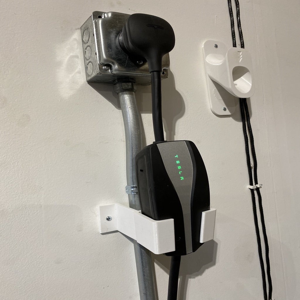 Tesla UMC wall mount with back clearance