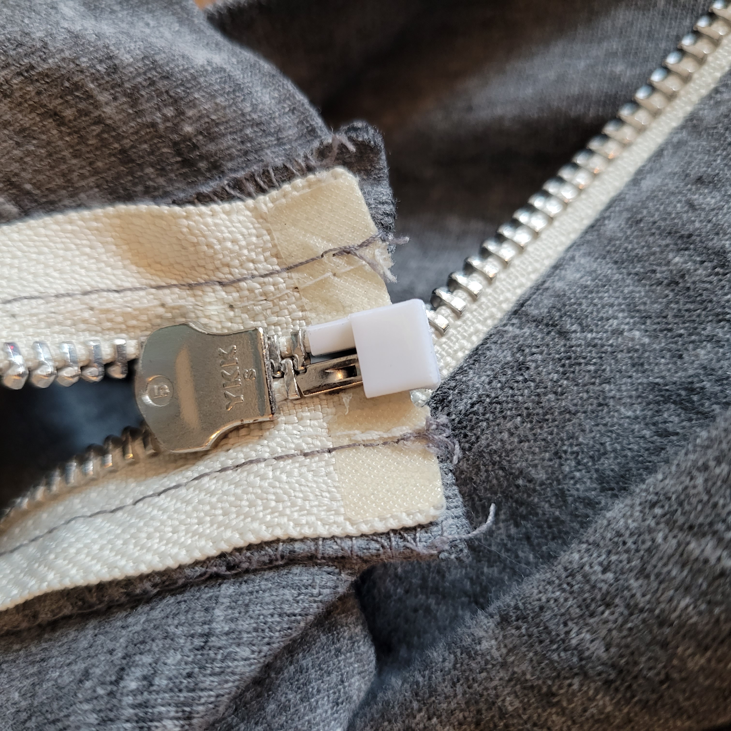 Zipper bottom retainer box