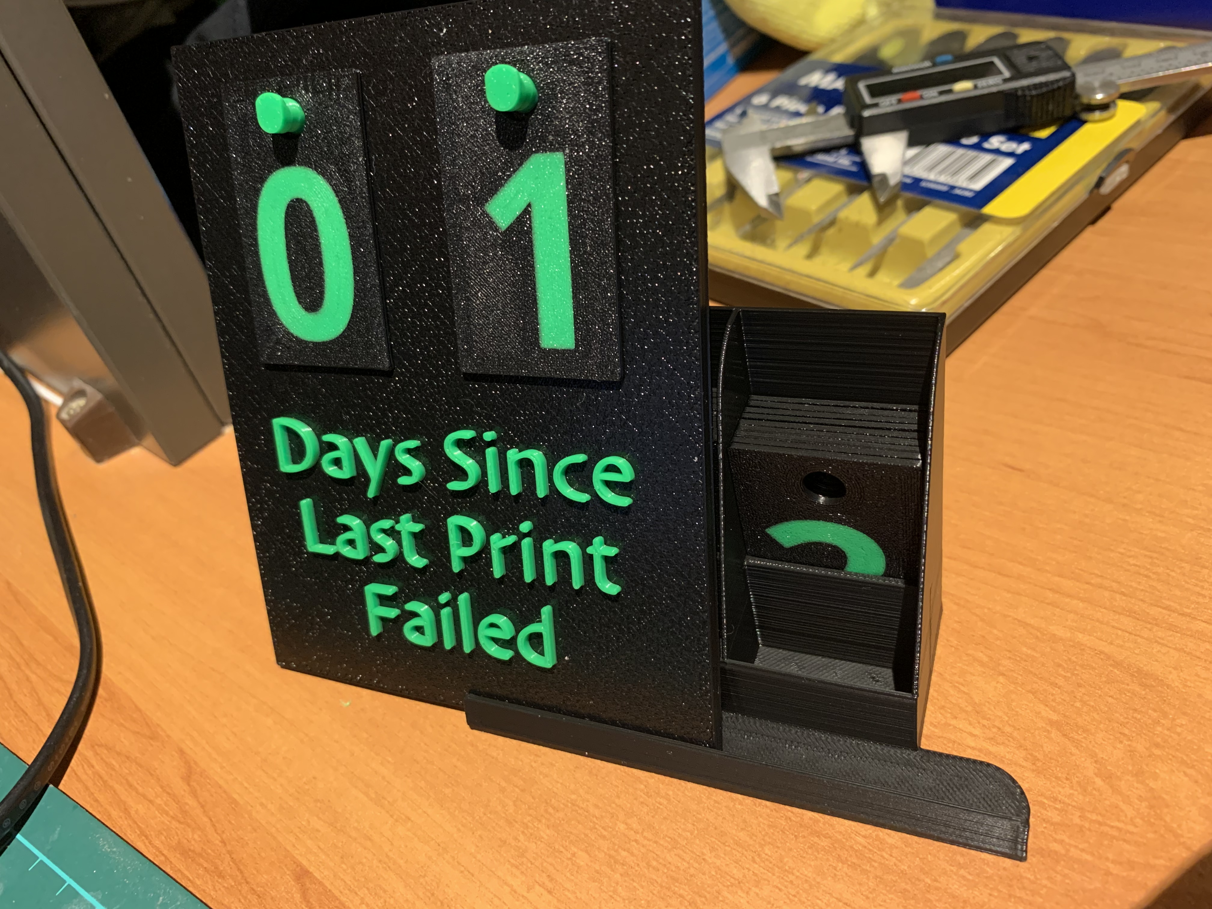 Desk stand and number holder for "Days Since Last Print failed Tracker"