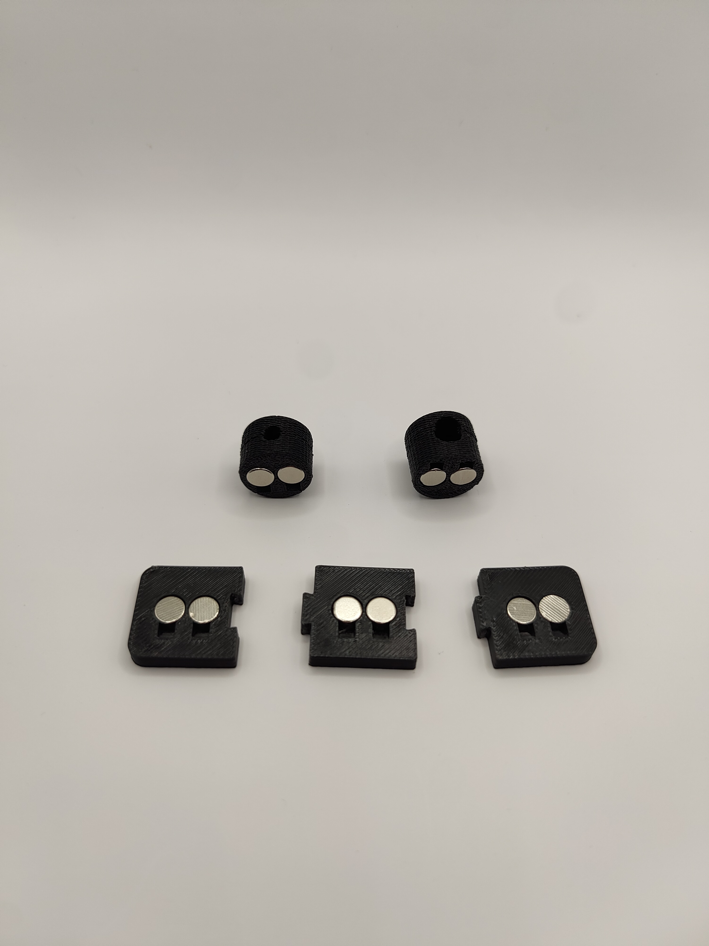 Miniatura 2 do modelo 3D Modular magnetic cable organiser