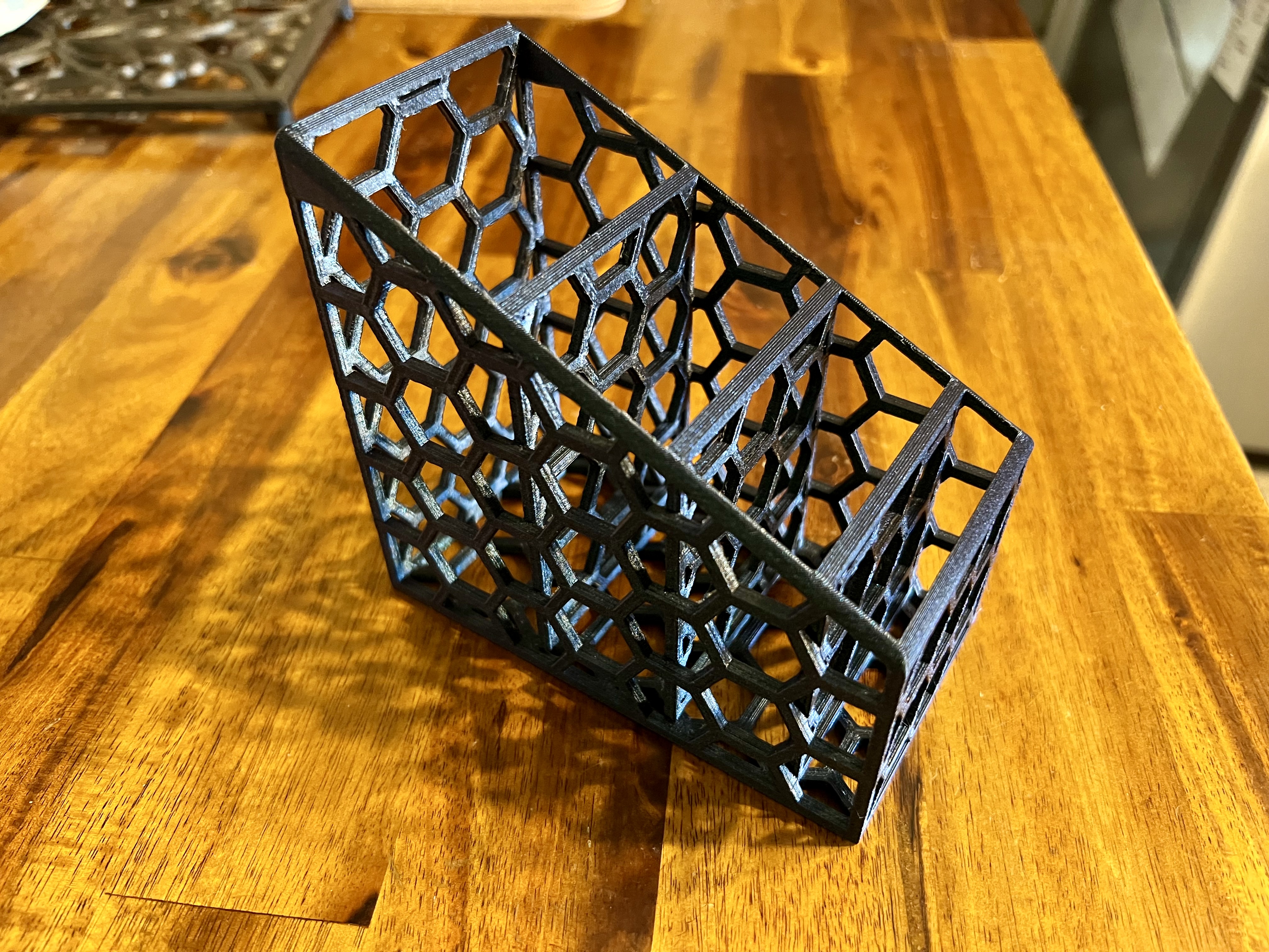 Miniatura 2 do modelo 3D Honeycomb Remote Control Holder