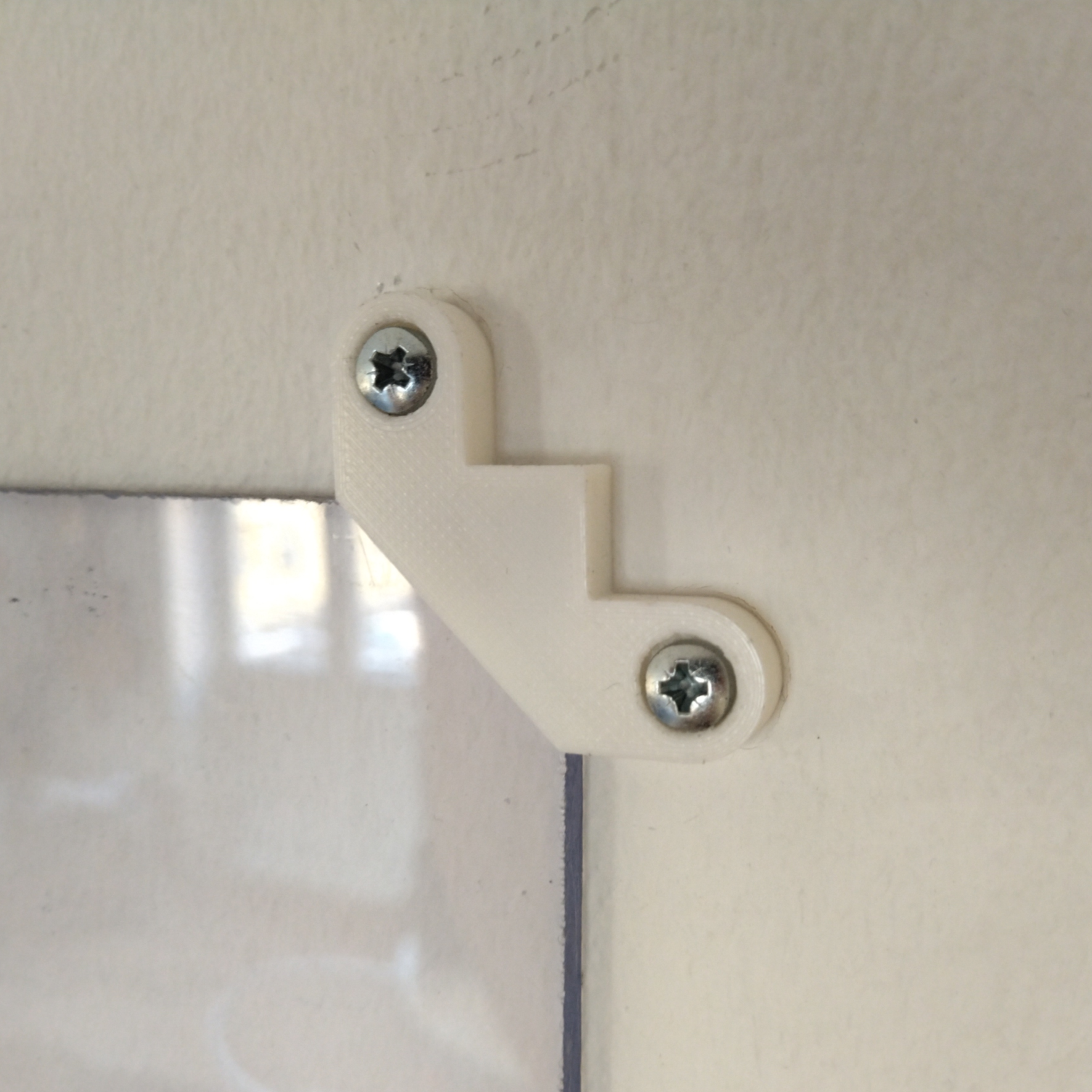 Whiteboard corner bracket