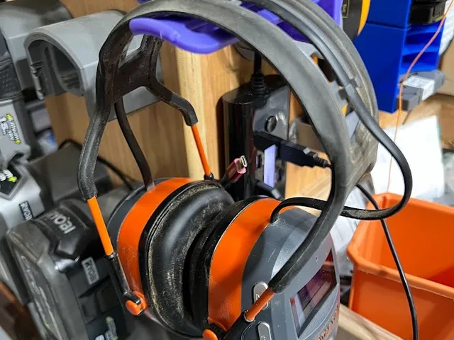 Simple side mount headphone hanger