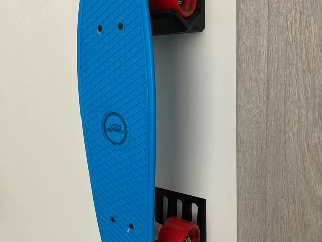 Skateboard wall hanger (Robust, invisible wall screws)