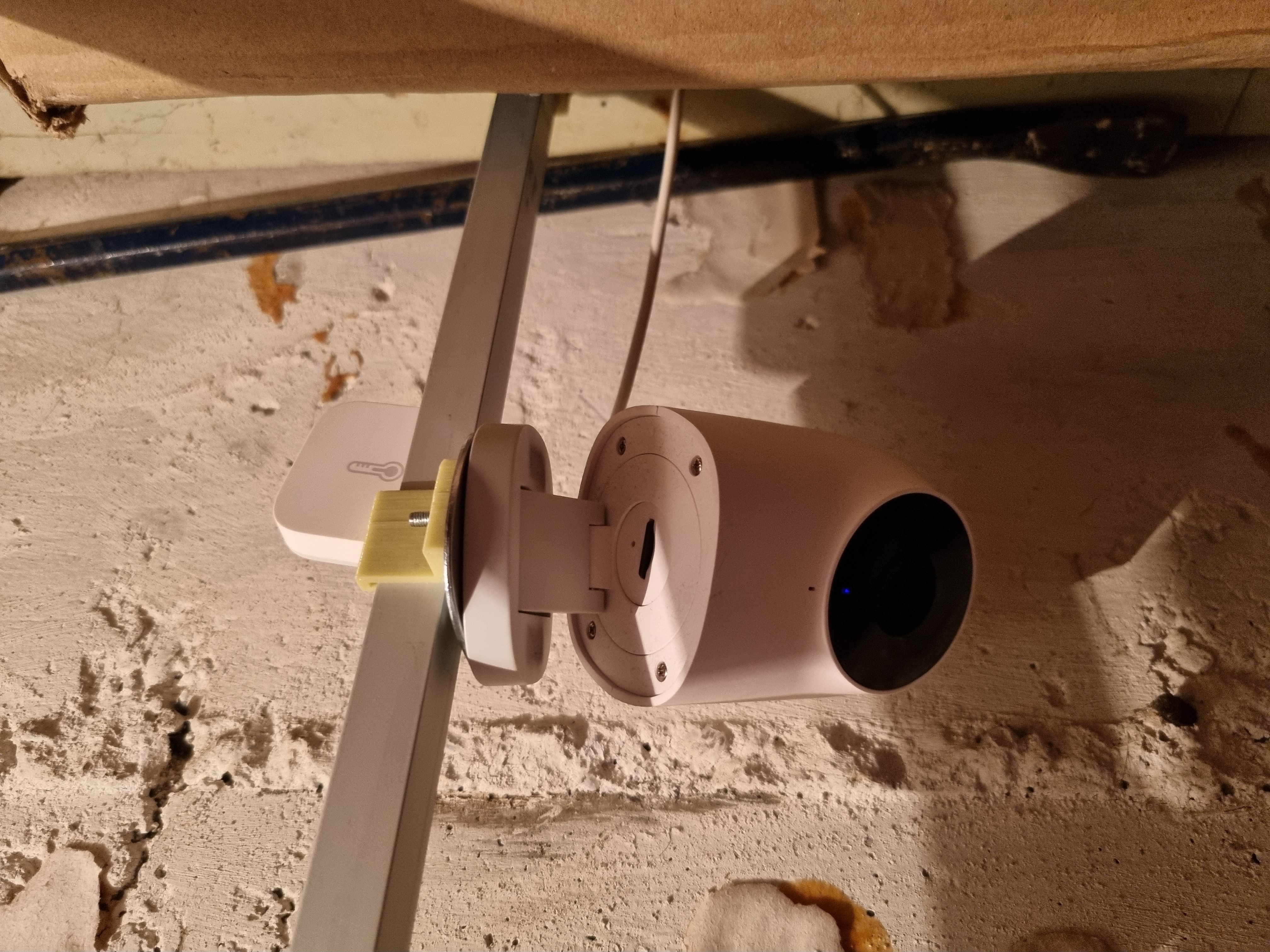 Aqara Xiaomi camera hub mount with teperature and humidity sensor