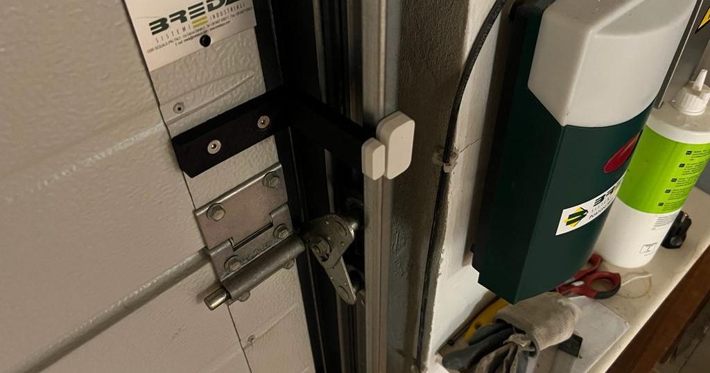 garage door (BREDA) bracket for aqara sensor by FreySap11 Download
