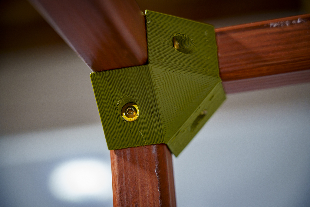 Corner brackets for simple square corner