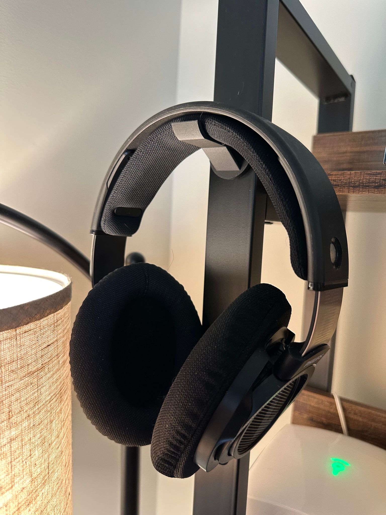 Minimalistic Magnetic Headphone Holder by Burt Macklin | Download free ...