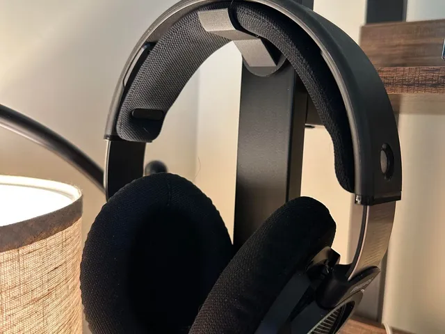 Minimalistic Magnetic Headphone Holder