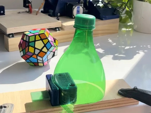 Plastic bottle cutter into strips