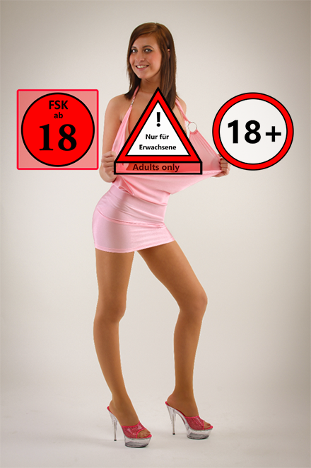 Sexy Lady zieht ihr Kleid aus