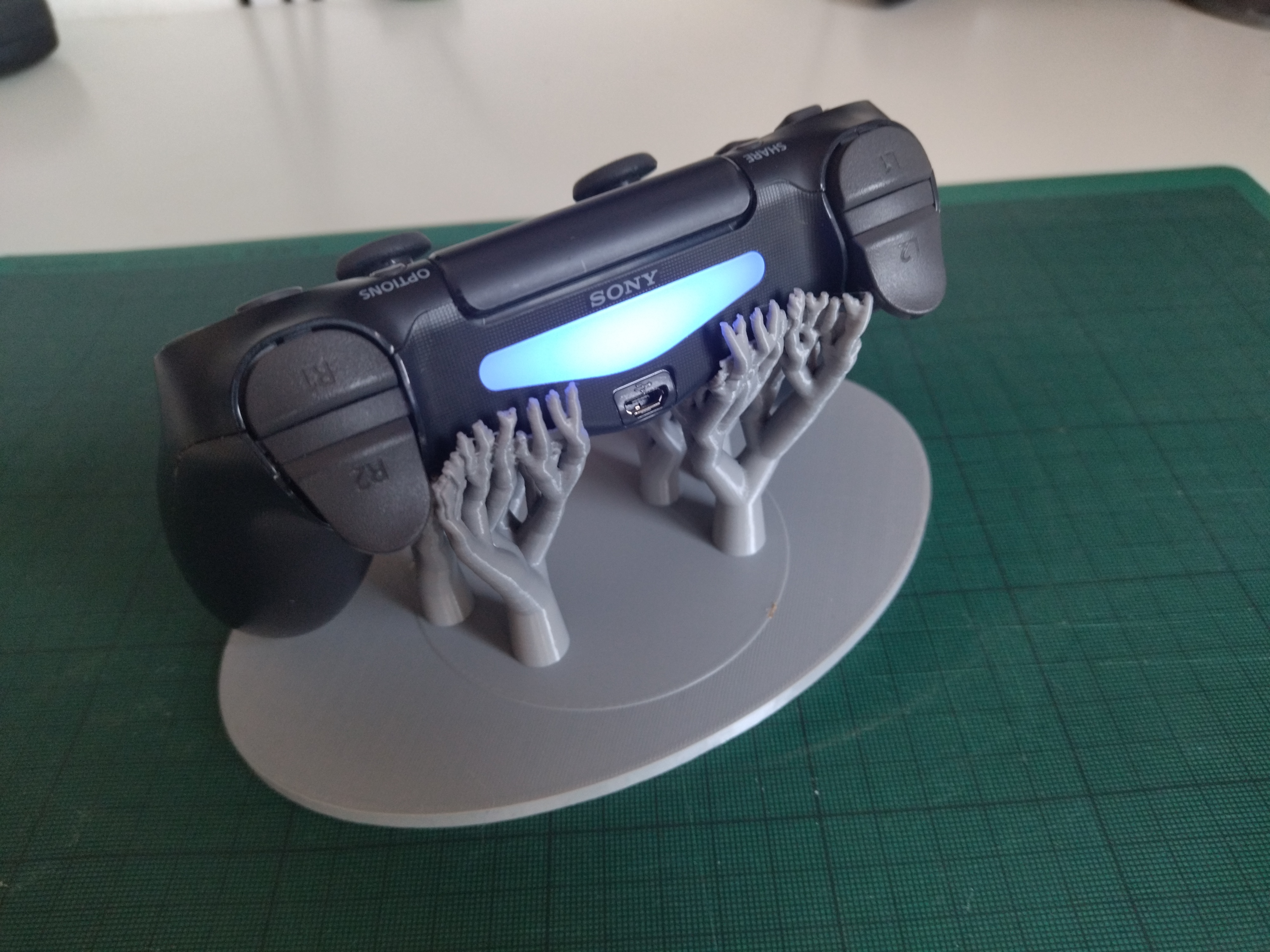 Miniatura 2 do modelo 3D Organic PS4 controller stand (Contest)