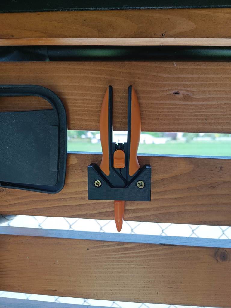 Fiskars scissors Solid Micro-Tip wall bracket