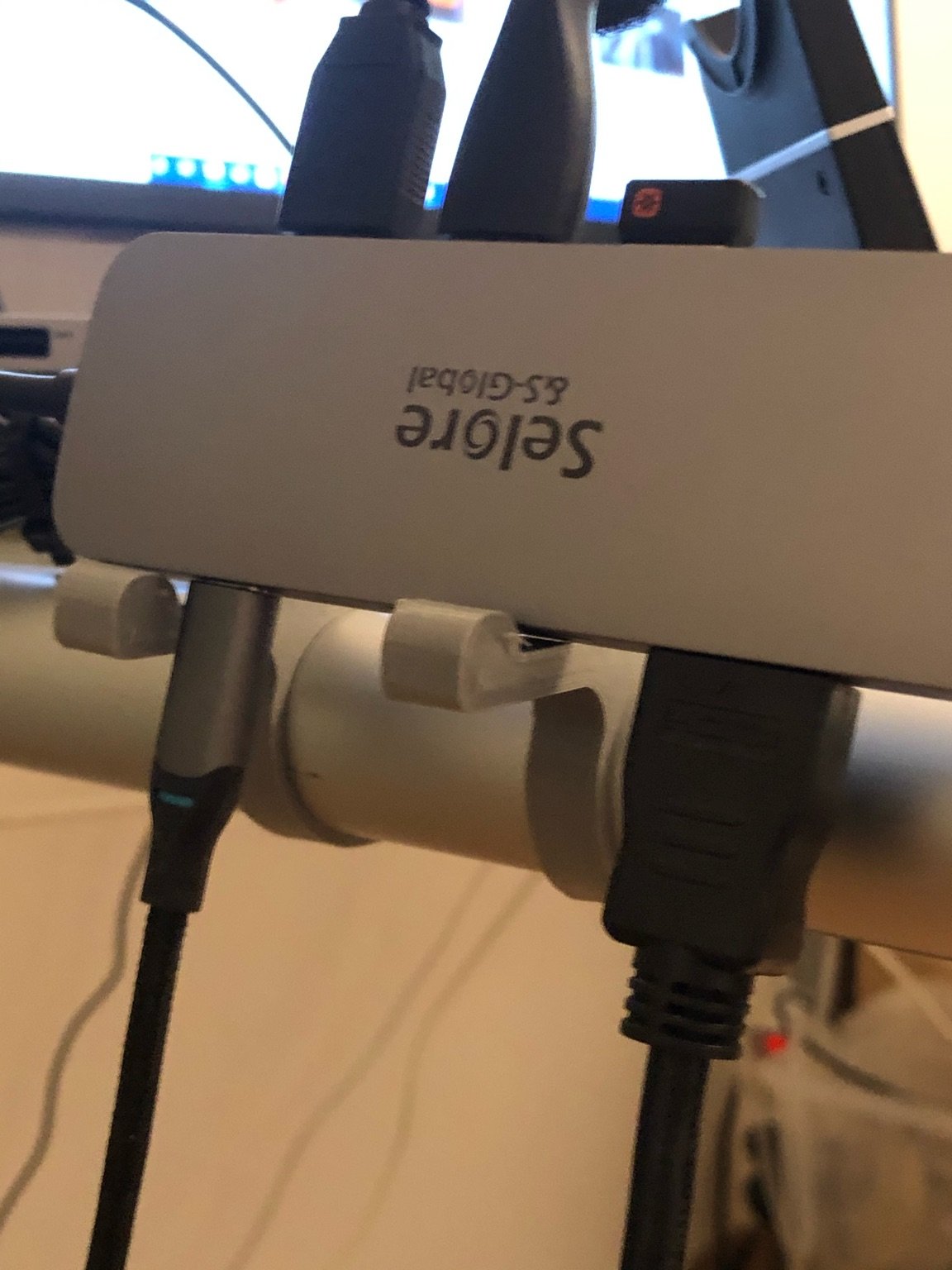 Helterungen für Kabel, Messcheiber, und Docpking station für den IKEA Glastisch