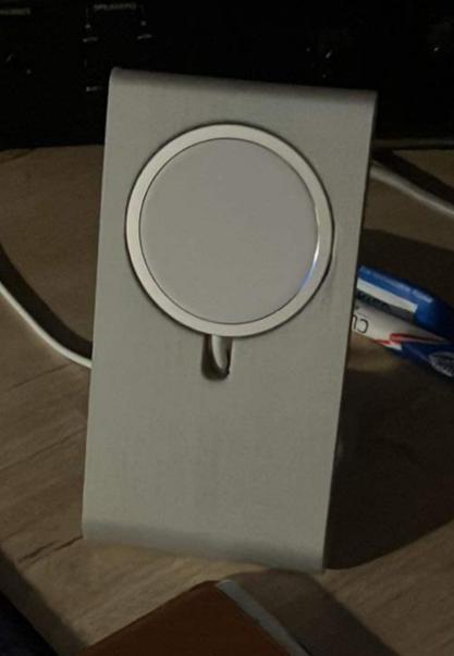 Magsafe iphone stand