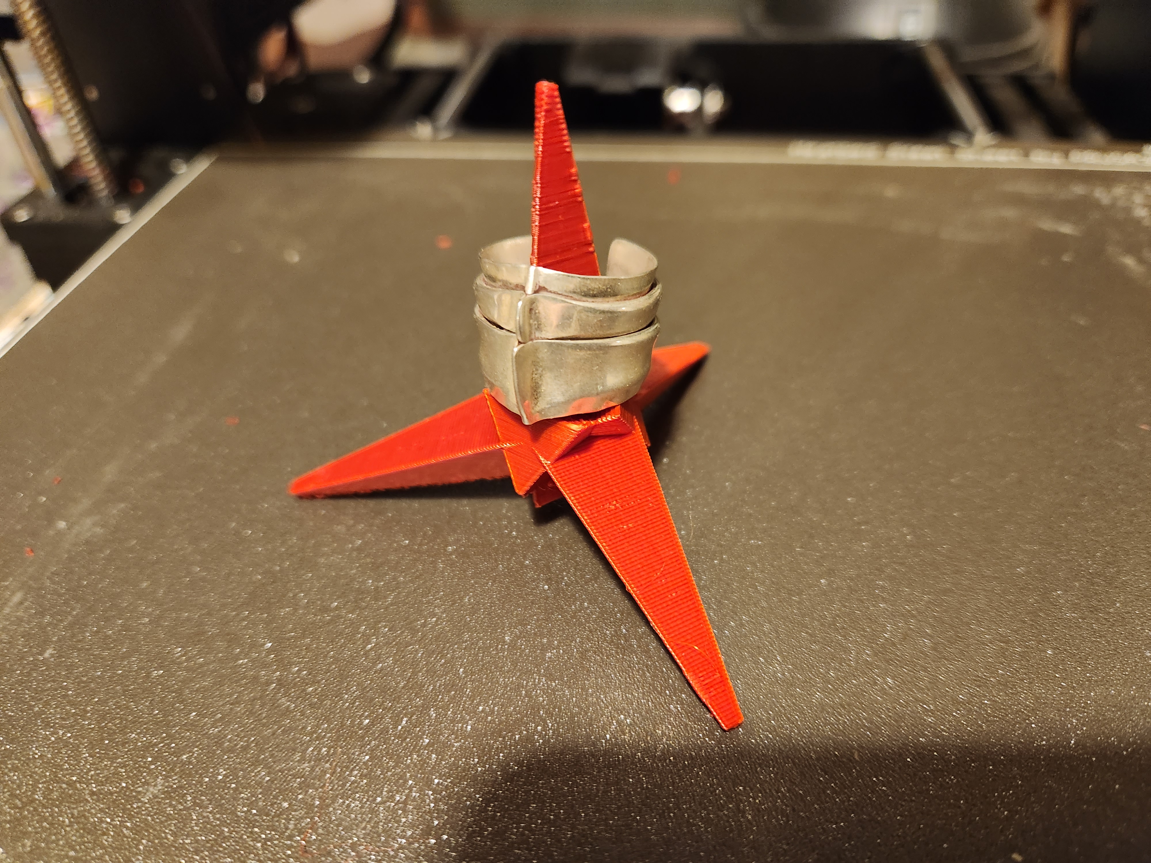 Caltrop ring holder