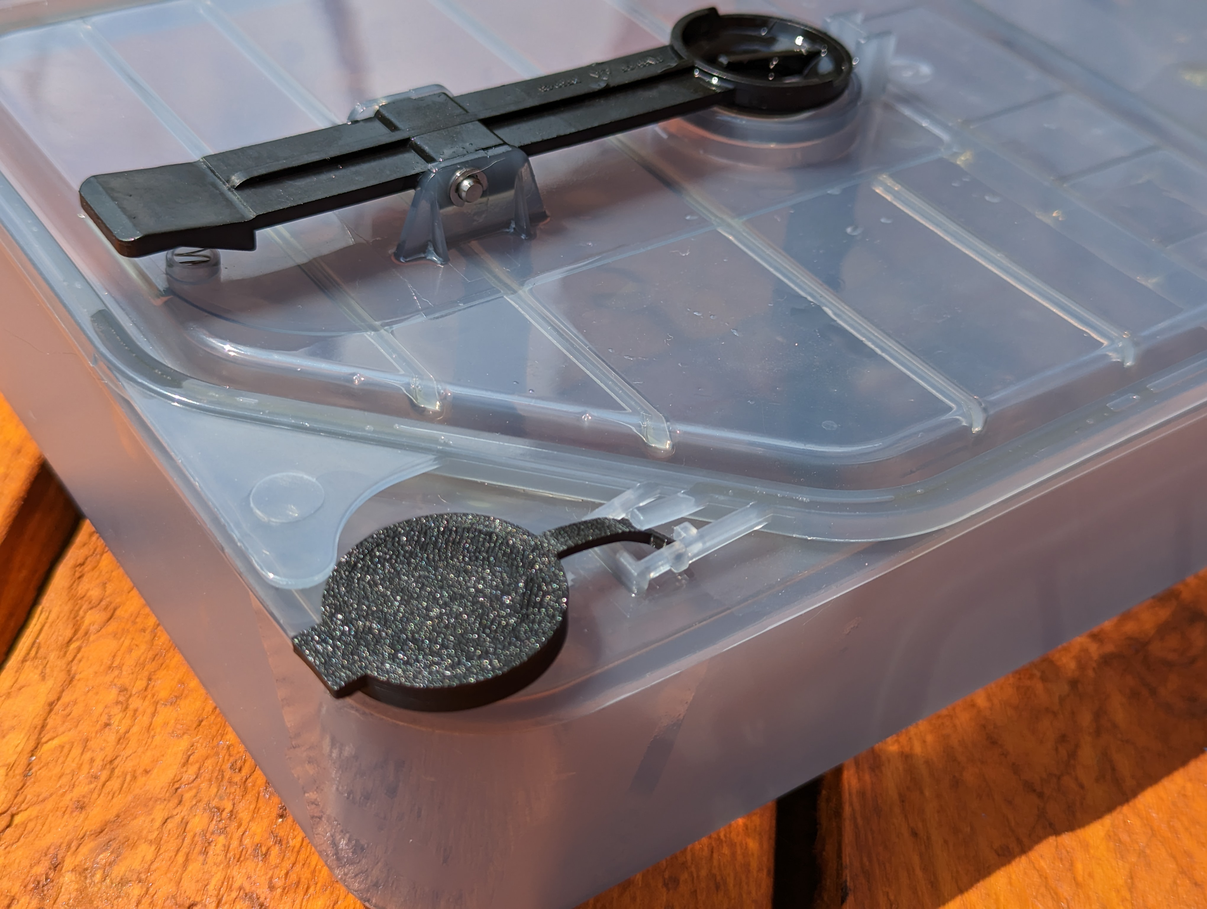 Oil reservoir cap for Paderno 3.5L autodrain deep fryer by