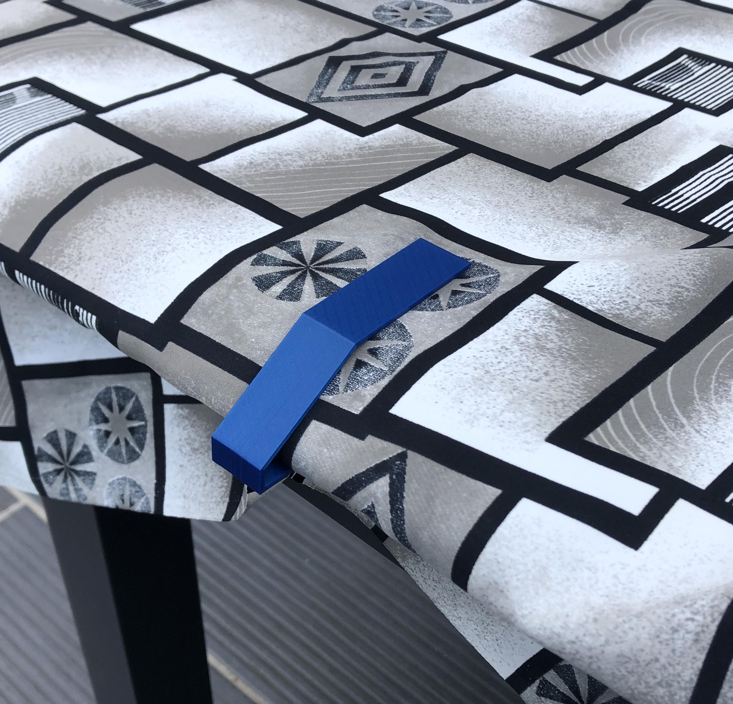 Tablecloth clamp