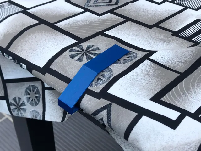 Tablecloth clamp